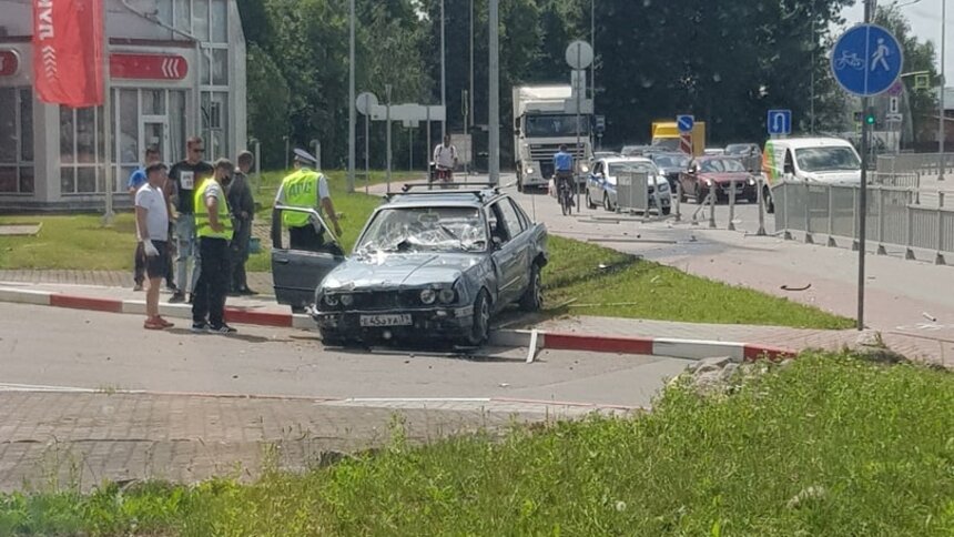 В Калининграде BMW пробил забор и вылетел на газон (фото) - Новости Калининграда | Фото: очевидец