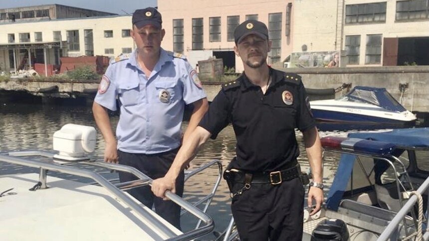 Не смогла объяснить, как оказалась в воде: в Калининграде транспортные полицейские спасли тонувшую женщину - Новости Калининграда | Фото: Западное линейное управление МВД России на транспорте