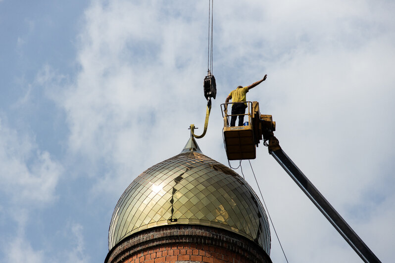 Фото дня: установка креста на церковь в посёлке Низовье - Новости Калининграда | Александр Подгорчук / «Клопс»