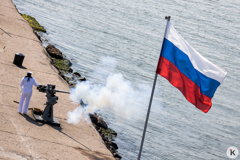 Парад кораблей и авиации, высадка десанта и ракетные стрельбы: в Балтийске отметили День ВМФ (фоторепортаж) - Новости Калининграда | Фото: Александр Подгорчук / «Клопс»