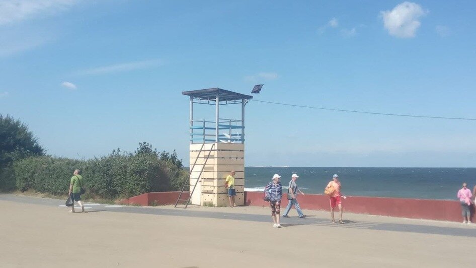 В Зеленоградске люди купаются несмотря на вывешенный чёрный флаг (фото) - Новости Калининграда | Фото: очевидец