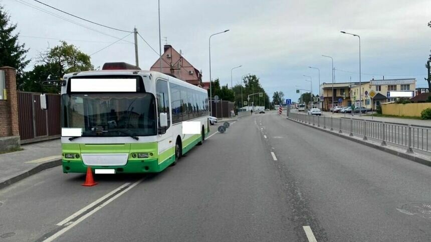 В Калининграде пассажирка выпала из автобуса, тронувшегося с открытой дверью - Новости Калининграда | Фото: Госавтоинспекция Калининградской области