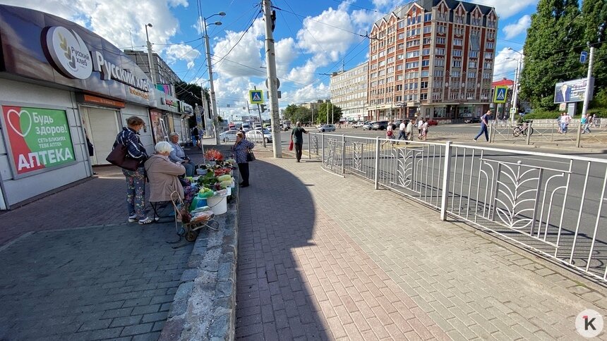 Фото дня: утром после смертельного ДТП на Фрунзе снова появились торговцы - Новости Калининграда | Александр Подгорчук / «Клопс»