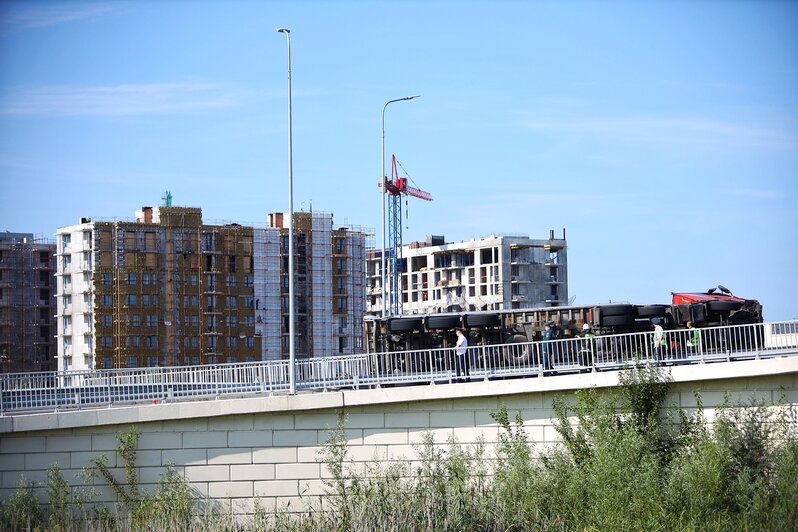В Калининграде на Восточной эстакаде перевернулся грузовик (фото) - Новости Калининграда | Фото: Александр Подгорчук / «Клопс»