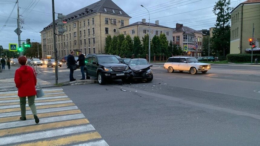 На Советском проспекте из-за аварии образовалась пробка - Новости Калининграда | Фото: «Клопс»