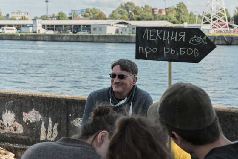 В Калининграде у двухъярусного моста появился шезлонг-клумба с видом на реку - Новости Калининграда | Фото: Василий Солодянкин 