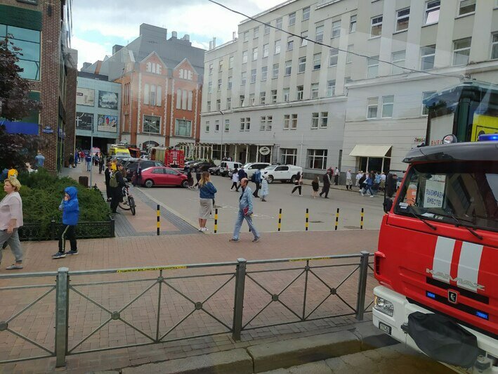 В Калининграде несколько пожарных расчётов выезжали на вызов в кафе, расположенном в здании мэрии (фото) - Новости Калининграда | Фото очевидца