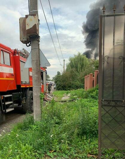 На окраине Калининграда произошёл пожар в гаражных боксах (фото, видео)  - Новости Калининграда | Фото очевидцев