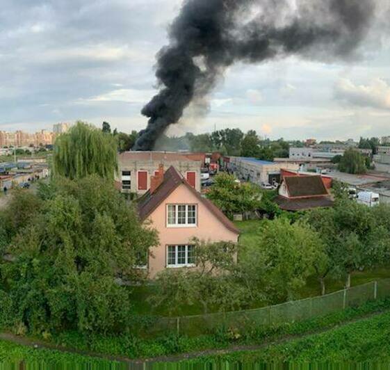 На окраине Калининграда произошёл пожар в гаражных боксах (фото, видео)  - Новости Калининграда | Фото очевидцев