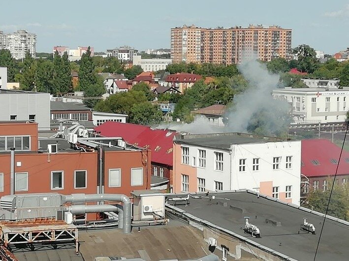 В центре Калининграда горит офисное здание (фото, видео) - Новости Калининграда | Фото: очевидец