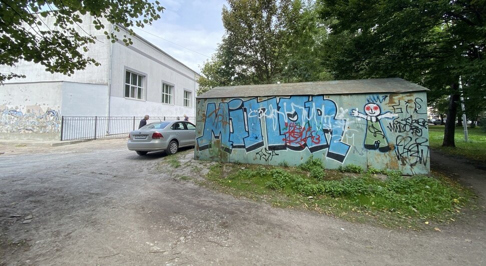 Дятлова поручила убрать брошенные гаражи во дворах на Черняховского (фото) - Новости Калининграда | Фото: Александр Подгорчук / «Клопс»