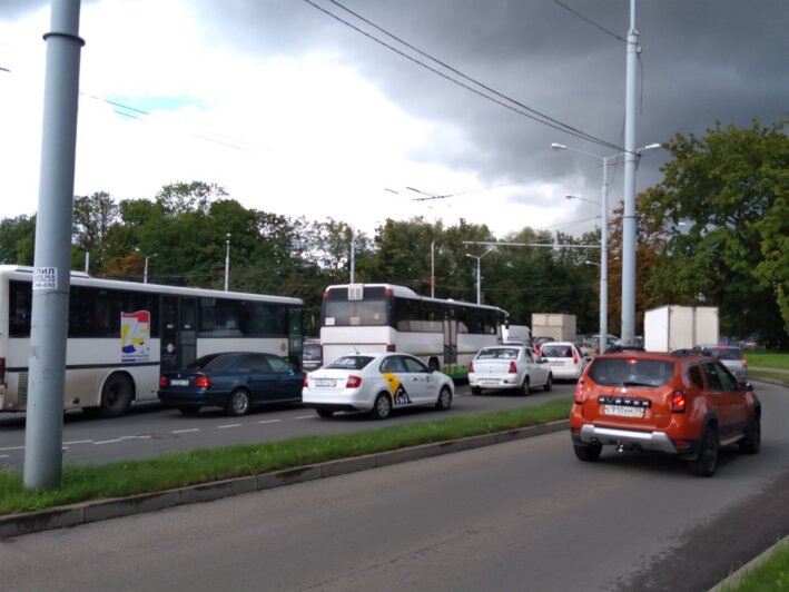 Кольцо на Василевского и прилегающие улицы встали в пробке из-за аварии (дополнено) - Новости Калининграда | Фото: очевидцы