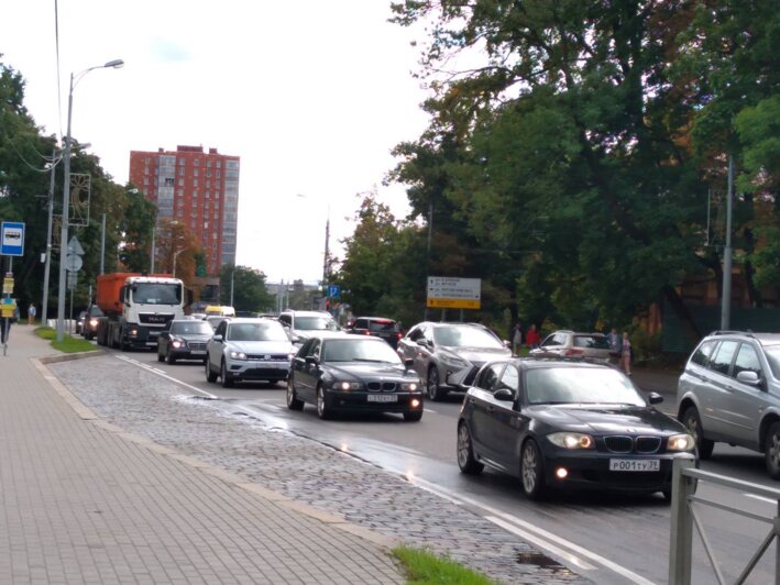 Кольцо на Василевского и прилегающие улицы встали в пробке из-за аварии (дополнено) - Новости Калининграда | Фото: очевидцы