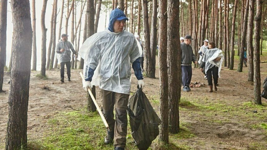 Алиханов принял участие в уборке мусора на побережье в Куликово - Новости Калининграда | Изображение: фрагмент скриншота поста Антона Алиханова в Instagram