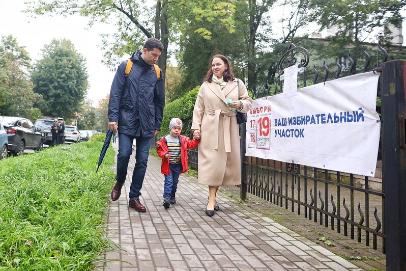 На участок — с женой и сыном: Алиханов проголосовал на выборах в Госдуму (фото) - Новости Калининграда | Фото: Александр Подгорчук / «Клопс»