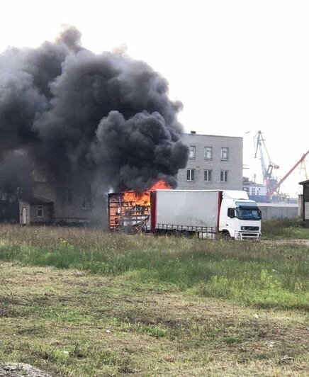 В Калининграде горел полуприцеп фуры с бойлерами - Новости Калининграда | Фото: очевидец