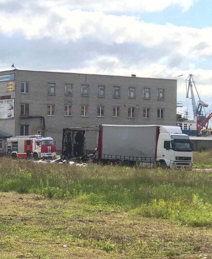 В Калининграде горел полуприцеп фуры с бойлерами - Новости Калининграда | Фото: очевидец