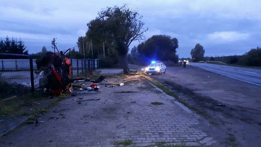 Четверо пострадали, один погиб: под Светлым Mazda врезалась в дерево и вылетела в забор (видео с места аварии) - Новости Калининграда | Фото: пресс-служба регионального УМВД