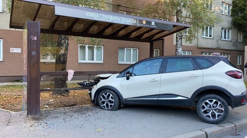 Перепутал педали: подробности ДТП на Невского, где внедорожник въехал в остановку - Новости Калининграда | Фото: пресс-служба регионального УМВД
