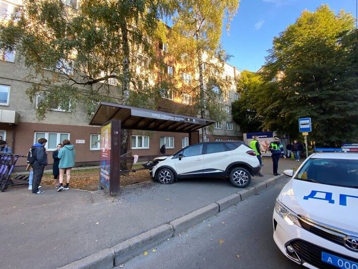 Перепутал педали: подробности ДТП на Невского, где внедорожник въехал в остановку - Новости Калининграда | Фото: пресс-служба регионального УМВД