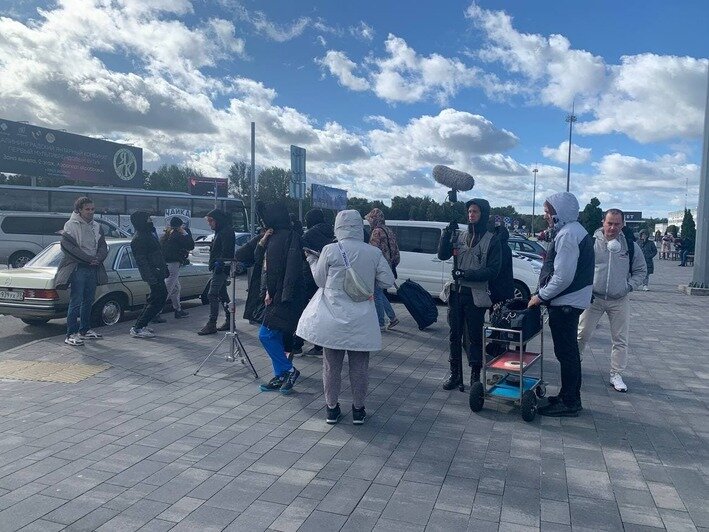 Актёры Михаил Пореченков и Равшана Куркова приехали в Храброво на съёмки сериала «Чайки» - Новости Калининграда | Фото: «Клопс»