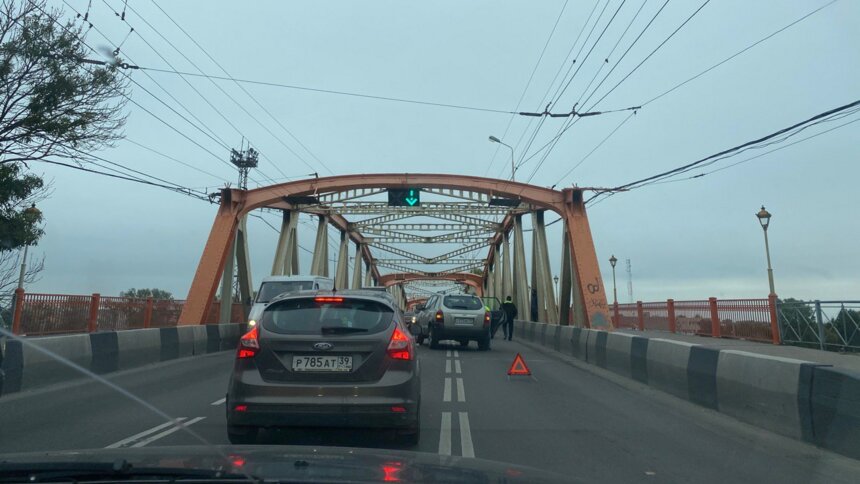 Московский район Калининграда встал в пробке из-за аварии на реверсивном мосту - Новости Калининграда | Фото: очевидцы