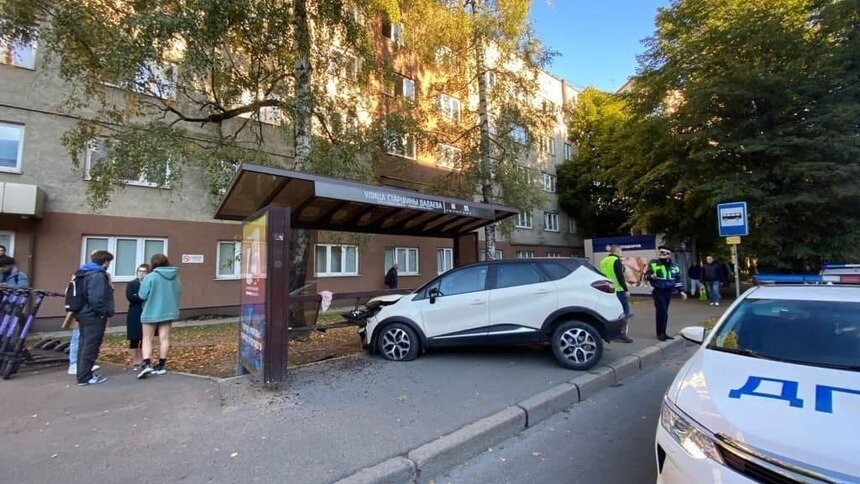 В отношении водителя внедорожника, въехавшего в остановку на Невского, возбудили уголовное дело - Новости Калининграда | Фото: пресс-служба регионального УМВД