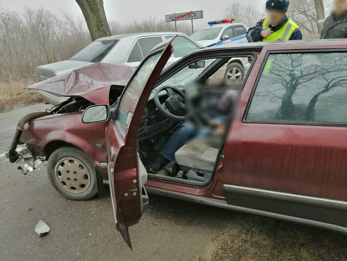 Под Черняховском легковушка врезалась в дерево, есть пострадавший (фото) - Новости Калининграда | Фото очевидца