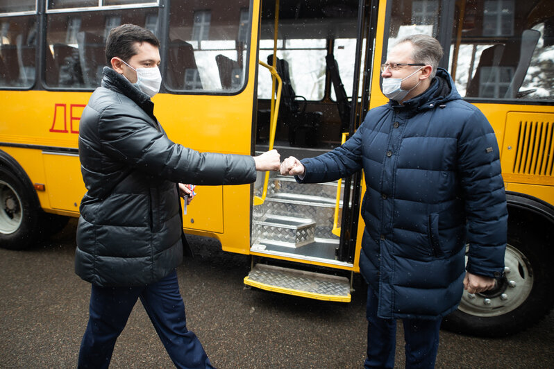 Алиханов вручил ключи от новых автобусов школам десяти муниципалитетов области (фото) - Новости Калининграда | Фото: Александр Подгорчук / &quot;Клопс&quot;