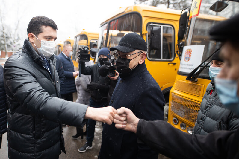 Алиханов вручил ключи от новых автобусов школам десяти муниципалитетов области (фото) - Новости Калининграда | Фото: Александр Подгорчук / &quot;Клопс&quot;