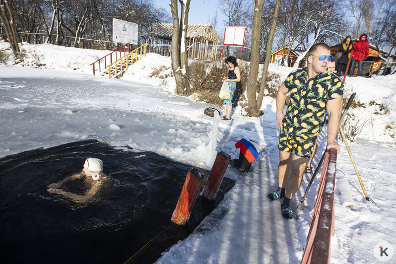 В Калининграде моржи окунулись в ледяную воду и устроили лыжный забег в купальниках (фоторепортаж) - Новости Калининграда | Фото: Александр Подгорчук