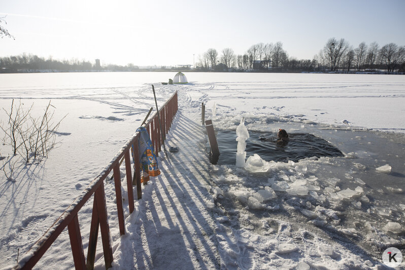 В Калининграде моржи окунулись в ледяную воду и устроили лыжный забег в купальниках (фоторепортаж) - Новости Калининграда | Фото: Александр Подгорчук