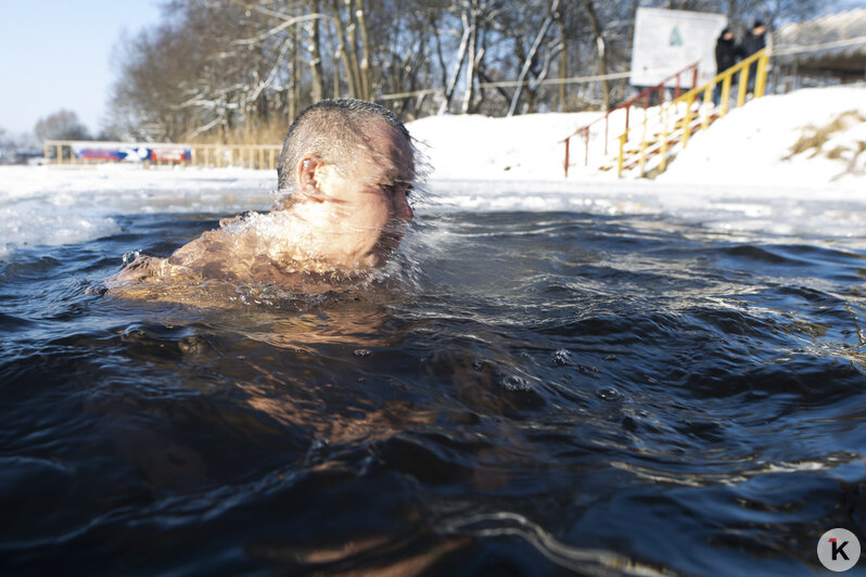 В Калининграде моржи окунулись в ледяную воду и устроили лыжный забег в купальниках (фоторепортаж) - Новости Калининграда | Фото: Александр Подгорчук