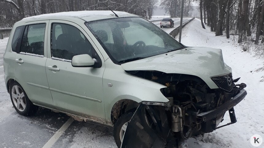 Занесло на заснеженной дороге: попавшую в ДТП калининградку заставляют платить за ремонт отбойника - Новости Калининграда | Фото очевидца