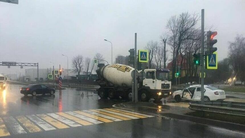 В аварии с бетономешалкой на Ялтинской пострадали водитель и пассажир легковушки - Новости Калининграда | Фото: УГИБДД Калининградской области