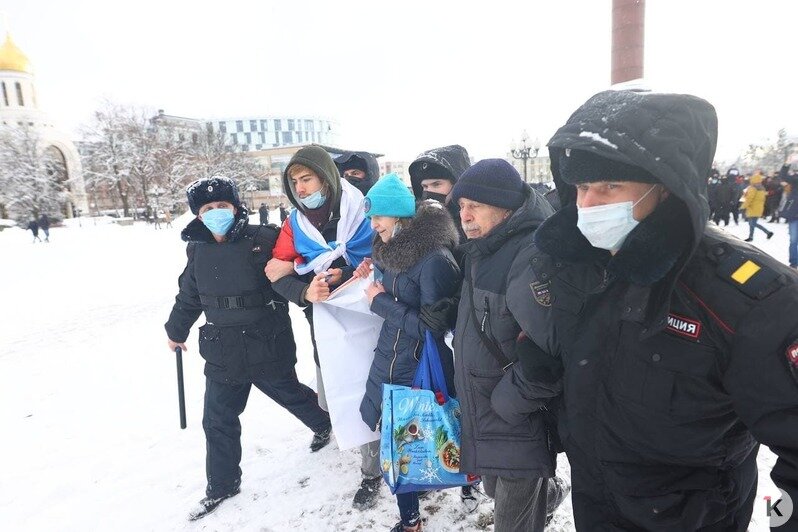 Цветы, хоровод и задержания: как прошла несогласованная акция протестов в Калининграде (фото, видео) - Новости Калининграда | Фото: Александр Подгорчук / &quot;Клопс&quot;