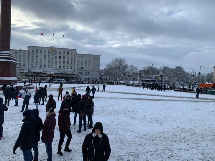 Цветы, хоровод и задержания: как прошла несогласованная акция протестов в Калининграде (фото, видео) - Новости Калининграда | Фото: &quot;Клопс&quot;