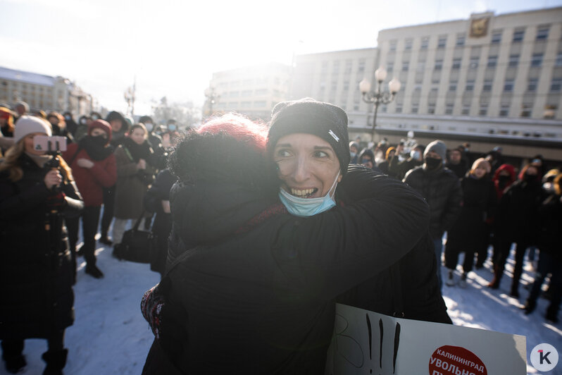 Цветы, хоровод и задержания: как прошла несогласованная акция протестов в Калининграде (фото, видео) - Новости Калининграда | Фото: Александр Подгорчук