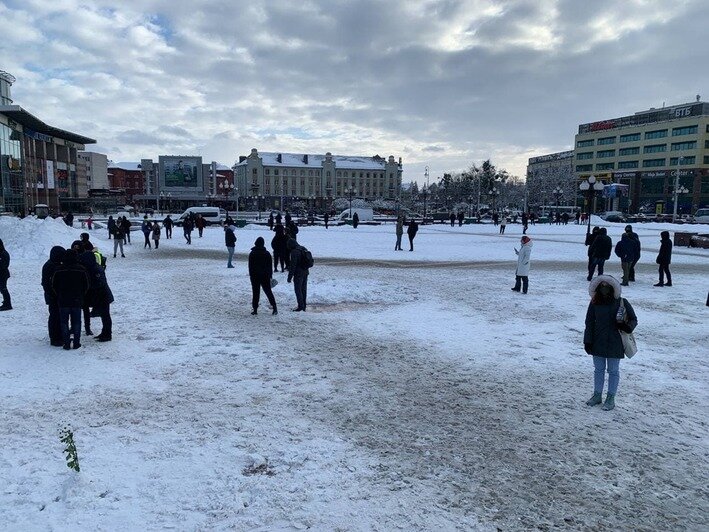 Цветы, хоровод и задержания: как прошла несогласованная акция протестов в Калининграде (фото, видео) - Новости Калининграда | Фото: &quot;Клопс&quot;