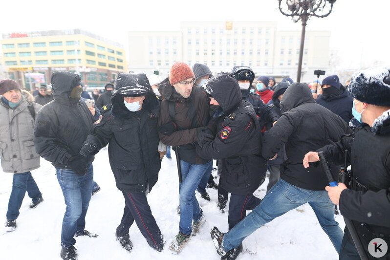 Цветы, хоровод и задержания: как прошла несогласованная акция протестов в Калининграде (фото, видео) - Новости Калининграда | Фото: Александр Подгорчук / &quot;Клопс&quot;