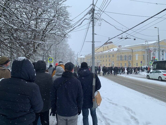 Цветы, хоровод и задержания: как прошла несогласованная акция протестов в Калининграде (фото, видео) - Новости Калининграда | Фото: &quot;Клопс&quot;