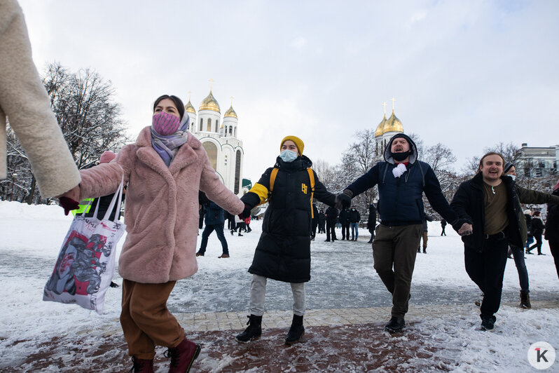 Цветы, хоровод и задержания: как прошла несогласованная акция протестов в Калининграде (фото, видео) - Новости Калининграда | Фото: Александр Подгорчук