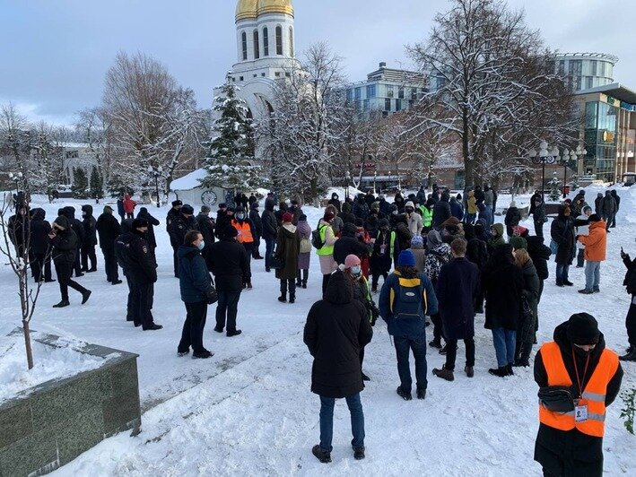 Цветы, хоровод и задержания: как прошла несогласованная акция протестов в Калининграде (фото, видео) - Новости Калининграда | Фото: &quot;Клопс&quot;