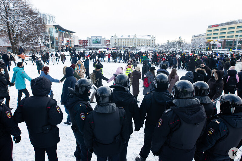 Цветы, хоровод и задержания: как прошла несогласованная акция протестов в Калининграде (фото, видео) - Новости Калининграда | Фото: Александр Подгорчук