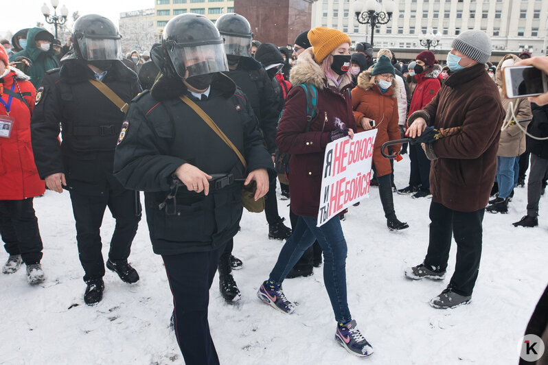 Цветы, хоровод и задержания: как прошла несогласованная акция протестов в Калининграде (фото, видео) - Новости Калининграда | Фото: Александр Подгорчук