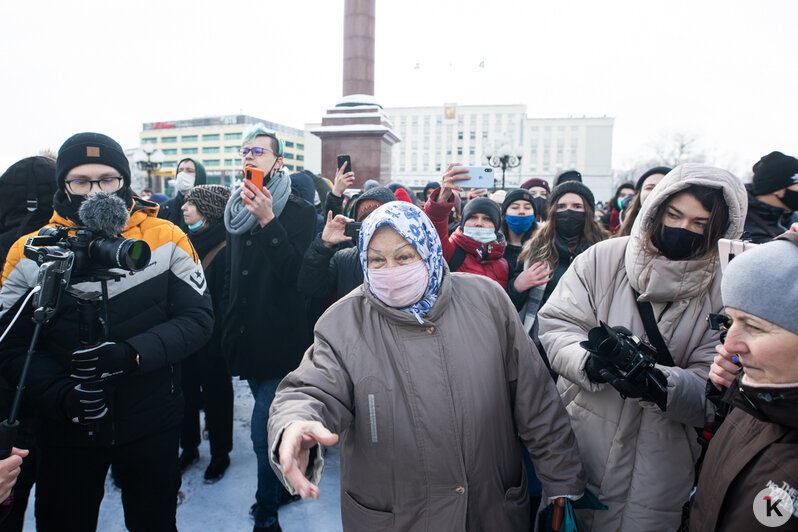 Цветы, хоровод и задержания: как прошла несогласованная акция протестов в Калининграде (фото, видео) - Новости Калининграда | Фото: Александр Подгорчук