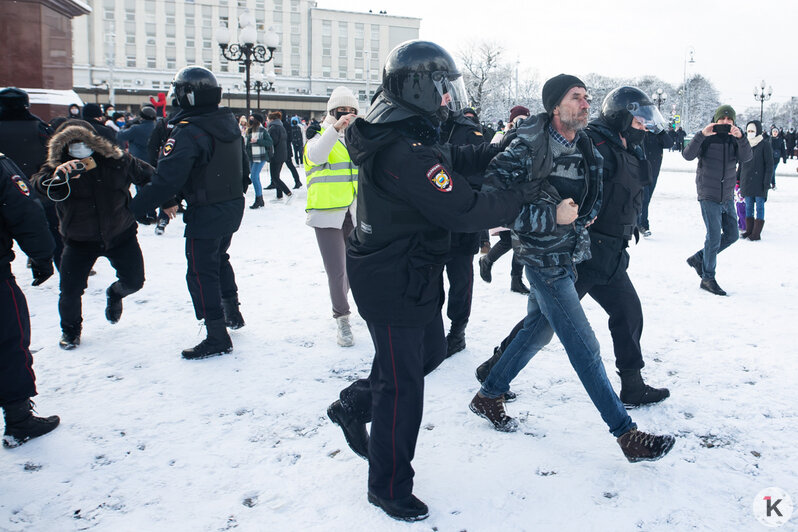 Цветы, хоровод и задержания: как прошла несогласованная акция протестов в Калининграде (фото, видео) - Новости Калининграда | Фото: Александр Подгорчук