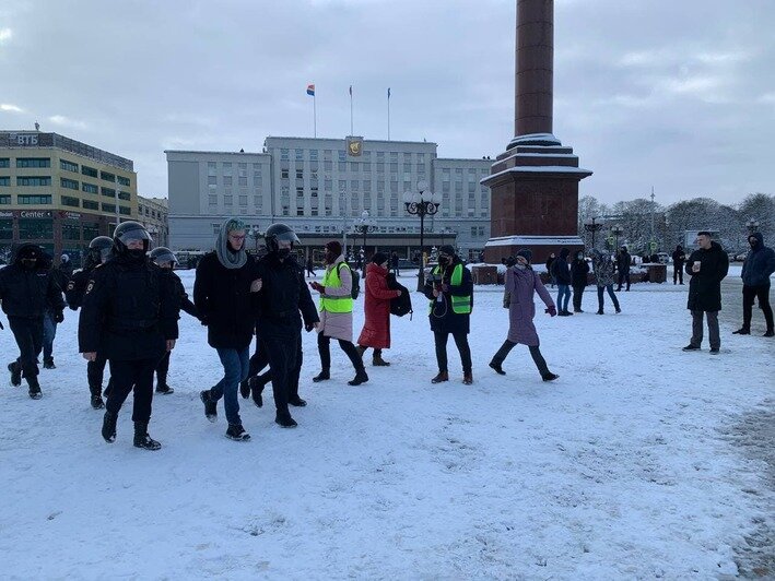 Цветы, хоровод и задержания: как прошла несогласованная акция протестов в Калининграде (фото, видео) - Новости Калининграда | Фото: &quot;Клопс&quot;