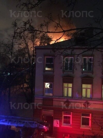 На ул. Сибирской в довоенном доме загорелись сто "квадратов" кровли (видео) - Новости Калининграда | Фото очевидца
