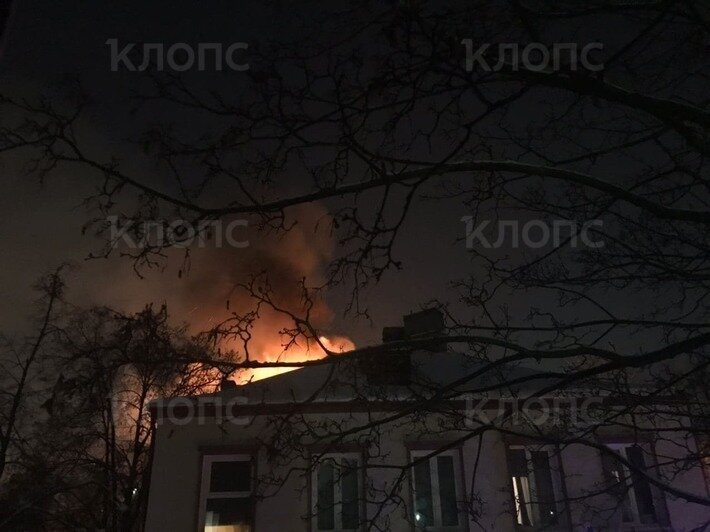 На ул. Сибирской в довоенном доме загорелись сто "квадратов" кровли (видео) - Новости Калининграда | Фото очевидца